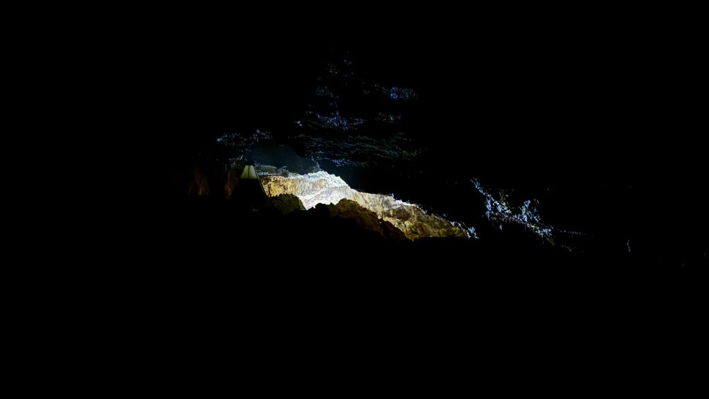 Visite d'une grotte à la lampe frontale